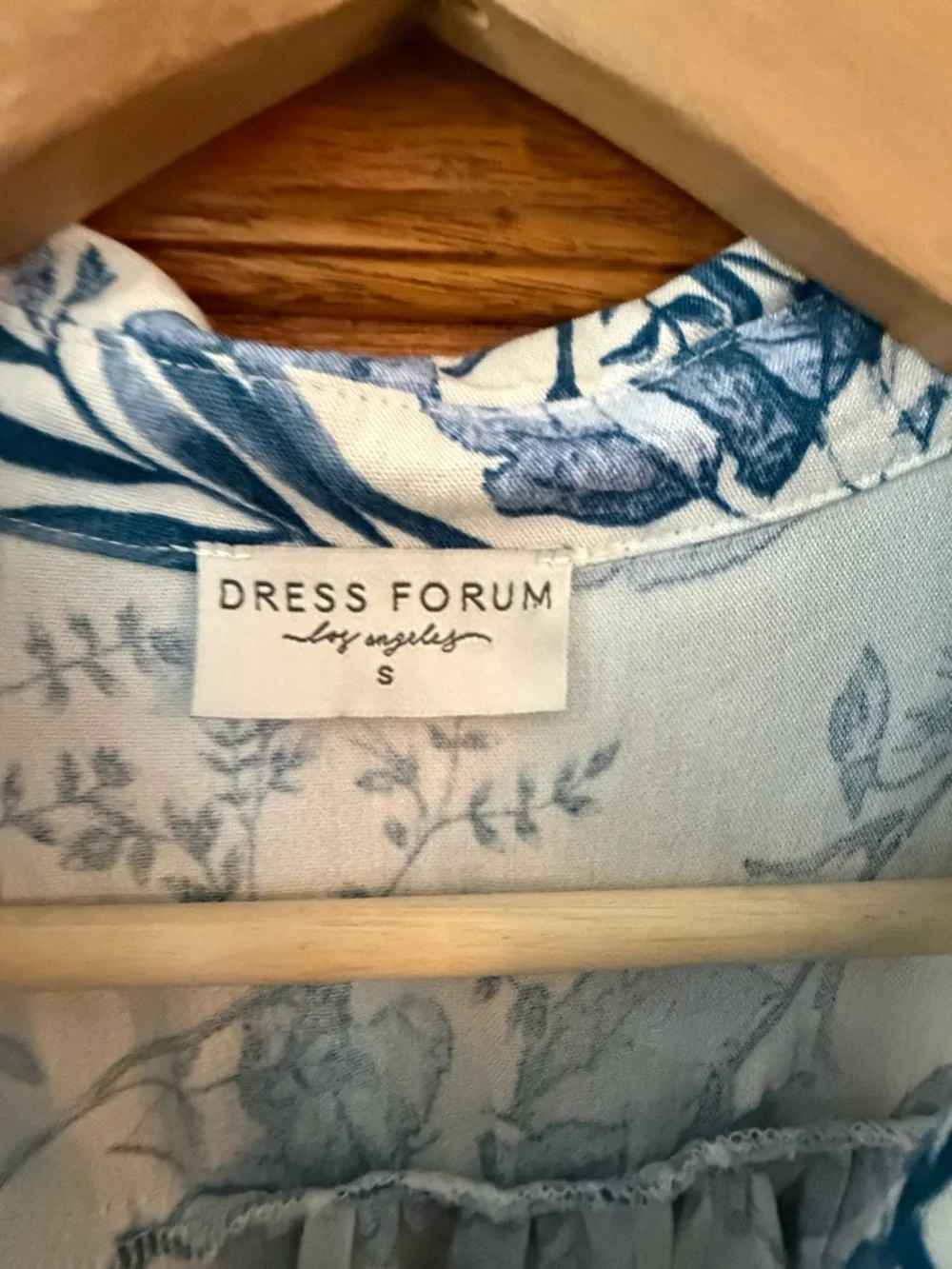 SPRINGTIME SPLENDOR WHITE & BLUE FLORAL BELTED MIDI DRESS Dress Forum Los An - Picture 6 of 8